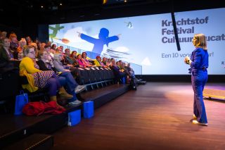 Claire Boonstra voor publiek Krachtstof